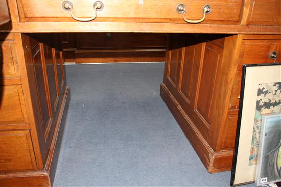 An Edwardian walnut pedestal desk, with later green skiver and nine drawers, W.152cm D.84cm H.76cm